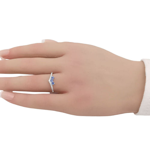 Bague 53 Bague en or blanc, saphirs & diamants 58 Facettes