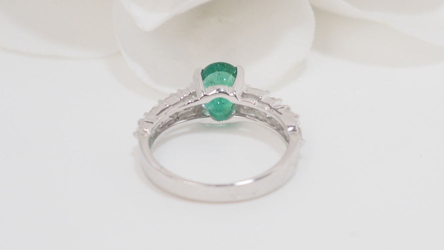 Bague 53 Bague en or blanc, émeraude et diamants 58 Facettes 32626