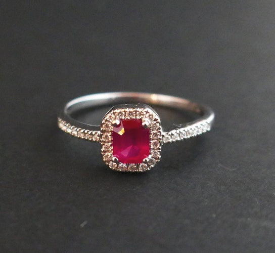 Bague 54 Bague sertie d'un Rubis, entourage Diamants 58 Facettes
