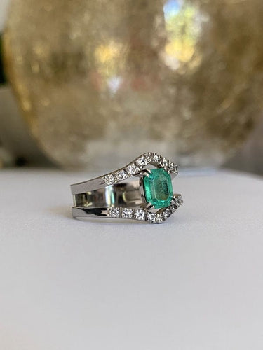 Bague 58.5 Bague en or blanc 18K sertie d’une émeraude et diamants 58 Facettes