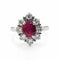 Bague 50 Bague marguerite en or blanc 18 carats, rubis et diamants 58 Facettes