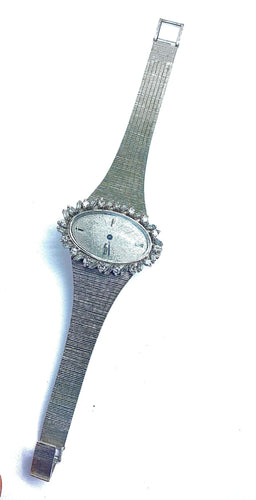 Montre Montre de dame en or blanc 18 carats en diamants ronds et baguettes. Signée PAILLARD PARIS 58 Facettes AB208