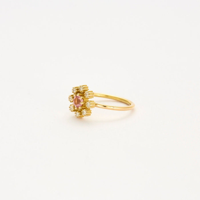 Anillo de oro con zafiro rosa y diamantes.