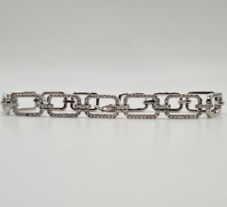 White gold bracelet set with natural diamonds