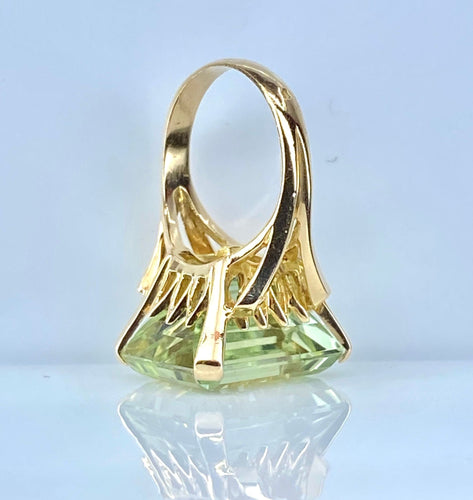 Anillo de oro amarillo y berilo verde de 20 quilates 