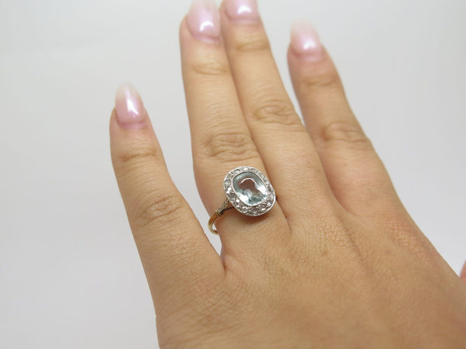 54 Bague Marguerite en or jaune, platine, aigue-marine et diamants 58 Facettes