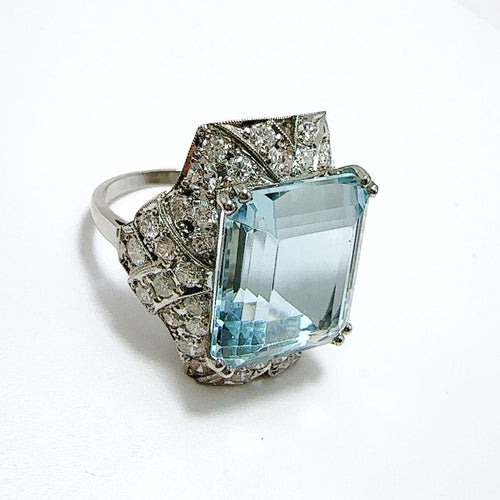 Ring i Art Deco stil i Platin med central akvamarin og diamanter 
