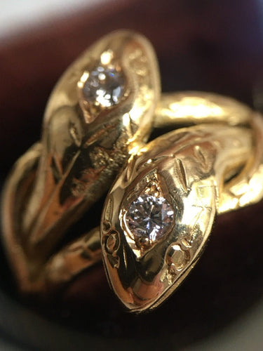 Bague 51 Bague ancienne en or jaune 18K représentant deux serpents 58 Facettes
