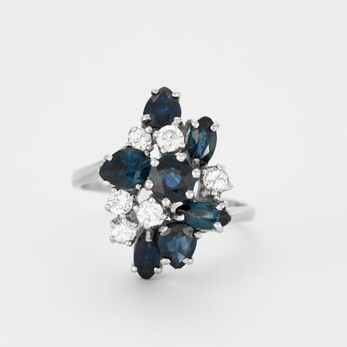 Prsten z bílého zlata s motivem shluků, safíry a diamanty
