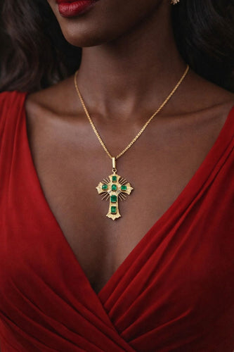 Pendentif Pendentif croix en or jaune orné d'émeraudes 58 Facettes 50353