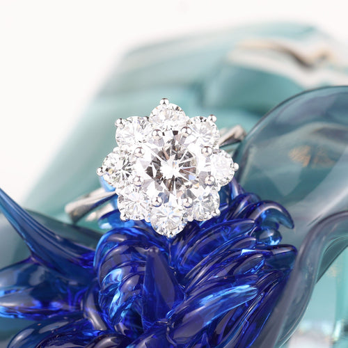 Bague Bague rosette avec diamant central et halo de diamants en or blanc 18 carats 58 Facettes 136043