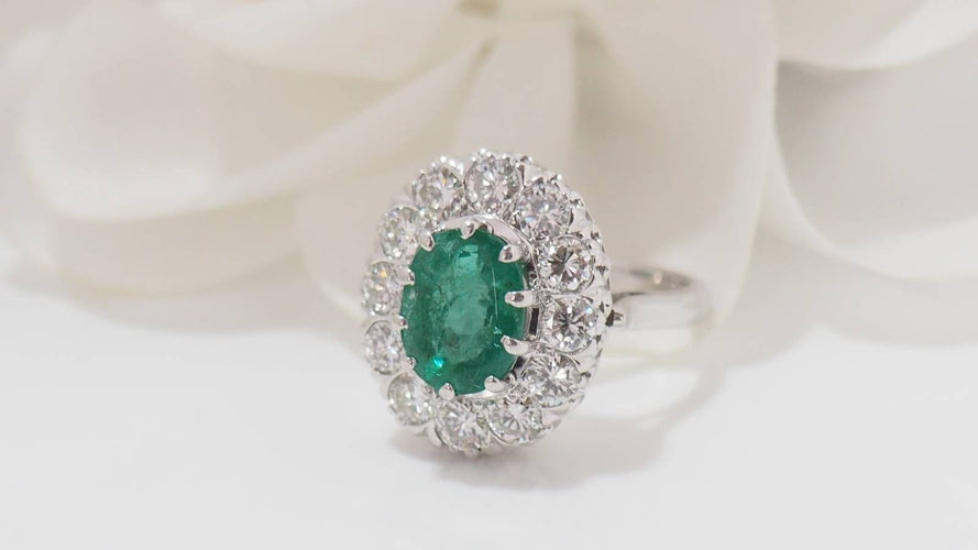 Bague 51 Bague marguerite en or blanc, émeraude et diamants 58 Facettes F4947