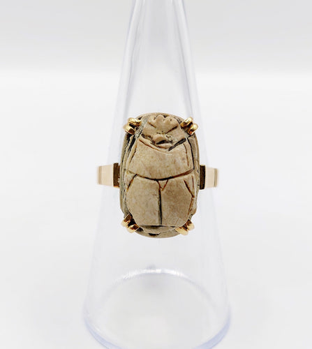 Bague 53.5 Bague cocktail vintage or jaune et scarabée égyptien en pierre dure 58 Facettes A05339