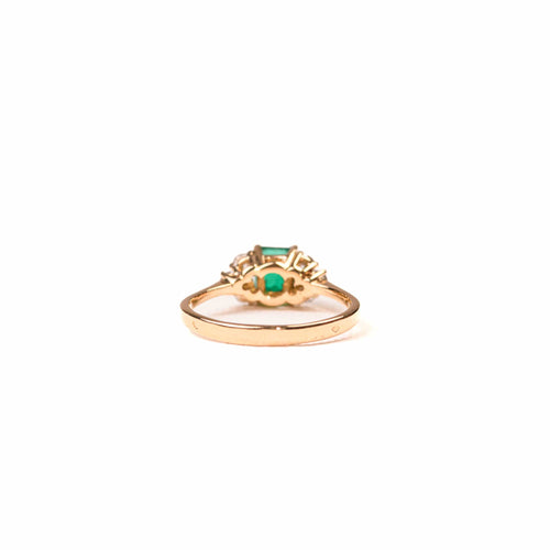 Emerald and diamond ring in yellow gold 