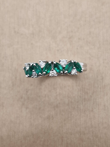 Demi-jonc en or blanc avec émeraude et diamant 58 Facettes