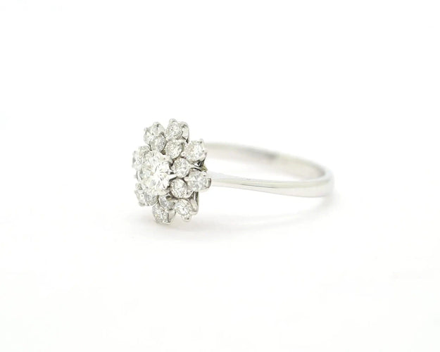 Bague Bague en or blanc sertie d'un diamant central de 0,56 carat sur le pourtour. 58 Facettes 13024