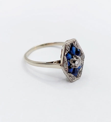 Bague 59.5 Bague marquise art deco or blanc 18k diamant et sapphires calibrés (circa 1930) 58 Facettes A05092