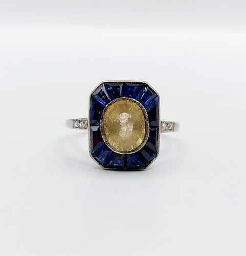 Bague 53.5 Bague Art Déco or blanc, saphir jaune naturel, saphirs calibrés synthétiques et diamants taille roses (circa 1930) 58 Facettes A05730