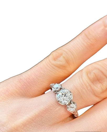 Bague 53 Bague Art Déco, platine et diamants 58 Facettes