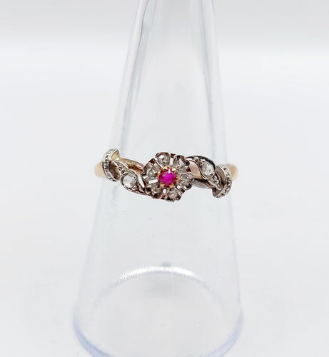 Bague 55 Bague marguerite antique or rose, rubis et diamants (c.1890) 58 Facettes A05453