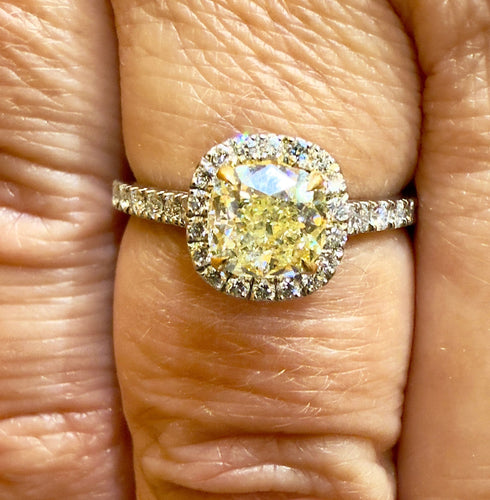 Inel solitar din diamant galben certificat fancy yellow, aur alb de 18 carate 