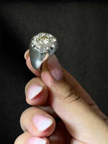 Bague 58 Bague en or blanc « Le Seigneur de la Lumière » sertie de diamants pavés 58 Facettes