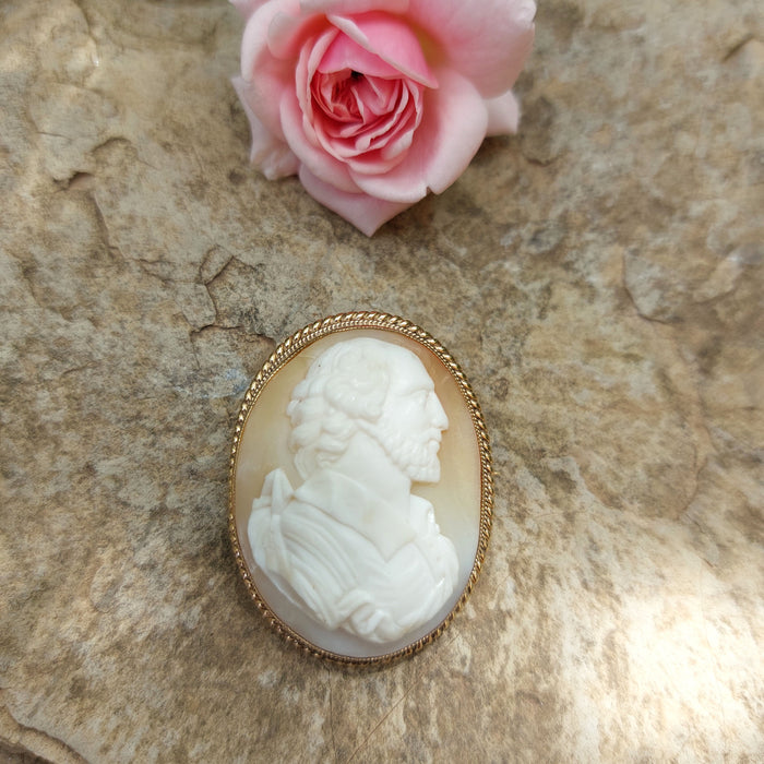 Pin cameo “Shakespeare”, 19th, English, gold and shell