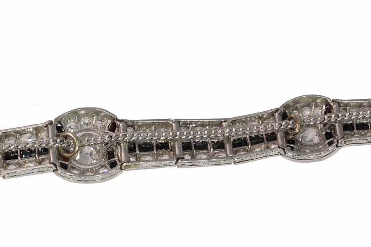 Häikäisevä julistus Art Deco: Rannekoru Platina, jossa on timantteja ja onyksia 