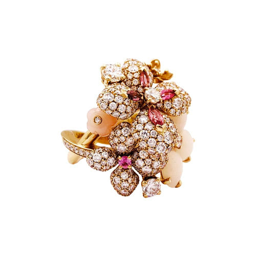 Bague 57 Bague Chaumet, « Hortensia Aube rosée », or rose, diamants, saphir rose et opales roses. 58 Facettes 35207