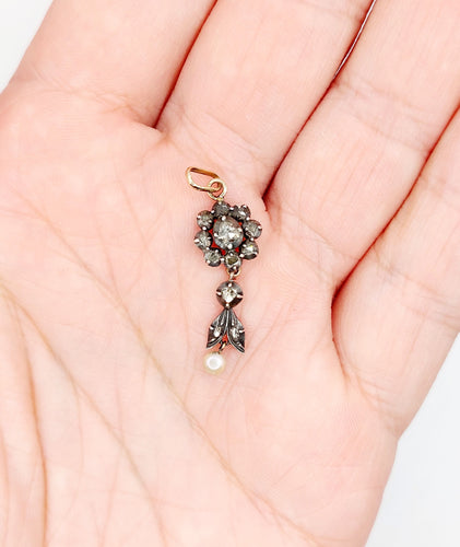 Pendentif Pendentif victorien fleur or jaune et argent, diamants taille roses sur paillon et perle (circa 1880) 58 Facettes A05643