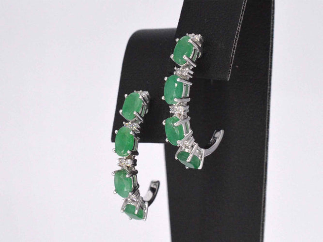 Boucles d'oreilles Boucles d'oreilles en or blanc avec diamants et émeraude 58 Facettes 2134