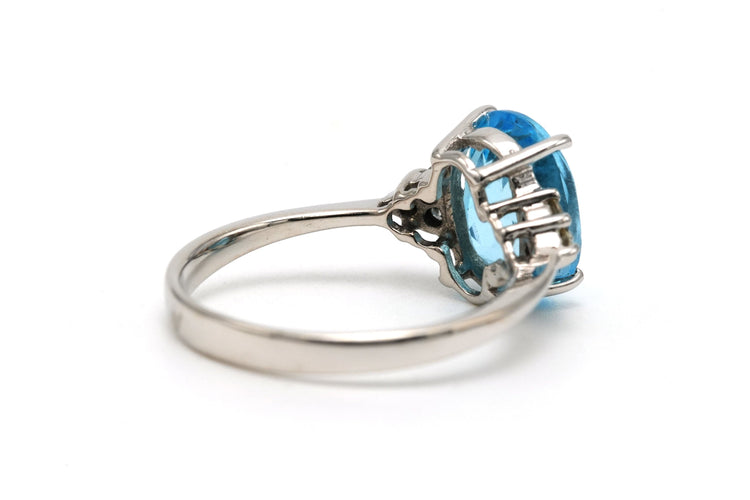 Bague 50 Bague contemporaine sertie d'une topaze et de diamants en or blanc 14 carats 58 Facettes 23124