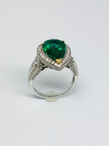 Bague 53 Bague moderne en or jaune avec émeraude naturelle en forme de poire et diamants 58 Facettes E19