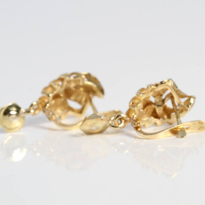 orecchini in oro con motivo vegetale