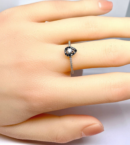 Bague 52.5 Bague solitaire or blanc, diamants blancs et diamants noirs. 58 Facettes AB509