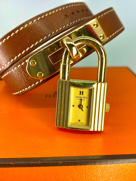 Montre Hermès  - Montre «  Kelly », cadran PM plaqué or, double tour cuir marron 58 Facettes AB453