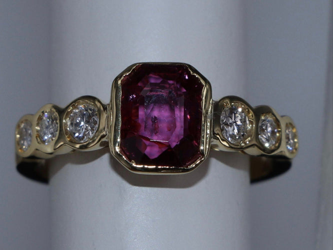Bague 51 Bague Thai Ruby taille émeraude et Diamants en or jaune 58 Facettes BA-73