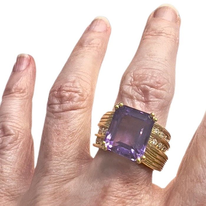 Gold ring with diamonds and amethytes