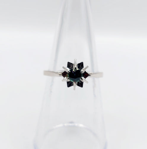 Bague 52 Bague solitaire art déco or blanc, saphir naturel, chaton pyramidal 58 Facettes A05525