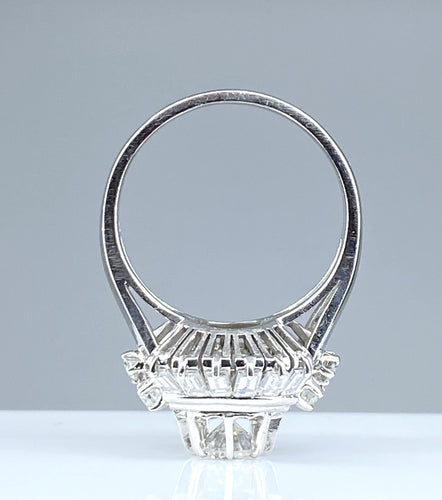 Vakker ring i Platina, baguette og runde diamanter