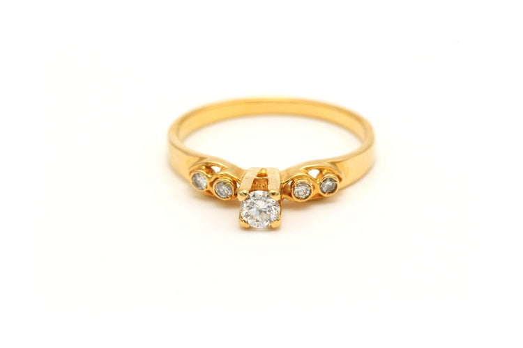 Bague 50 Bague contemporaine en or jaune sertie de diamants 58 Facettes 18667