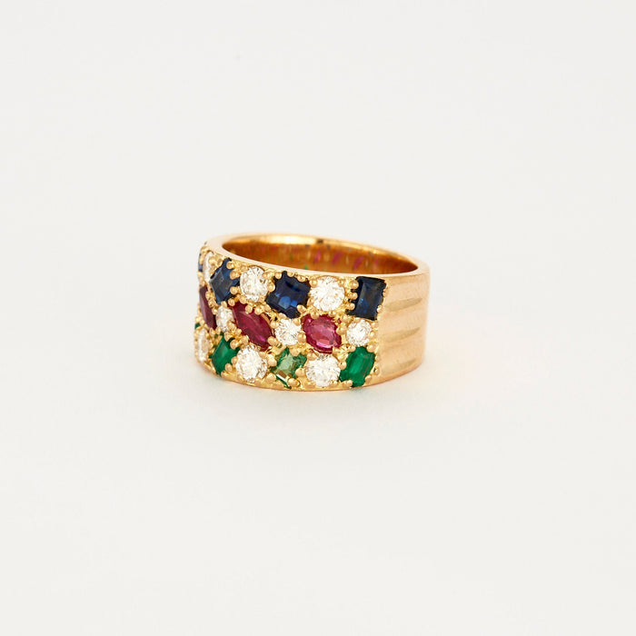 Geelgouden ring met diamanten, saffieren, robijnen en smaragden.