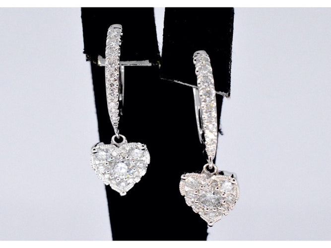 Boucles d'oreilles Boucles d'oreilles en or blanc serties de diamants en forme de cœur 58 Facettes 2174