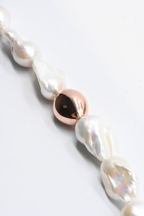 Bracciale con perle barocche e perline in oro rosa