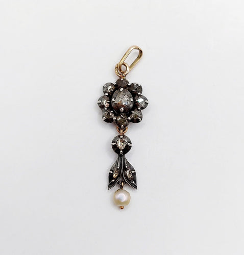 Pendentif Pendentif victorien fleur or jaune et argent, diamants taille roses sur paillon et perle (circa 1880) 58 Facettes A05643