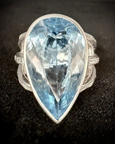 Bague 58 Bague en or blanc sertie d'une topaze 58 Facettes