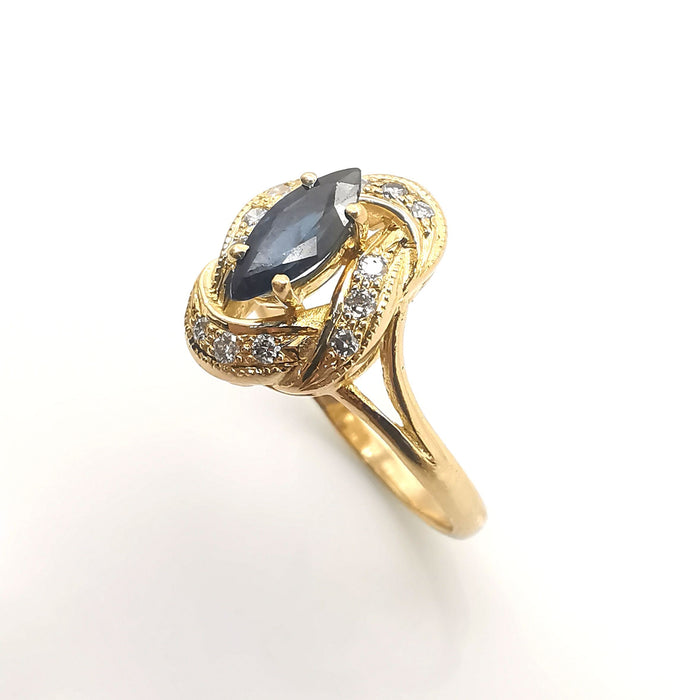 gouden ring bezet met saffier en diamanten