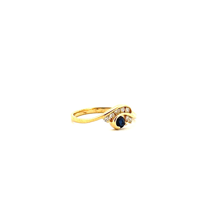 Fine ring with 7 diamonds and 1 sapphire, yellow gold
