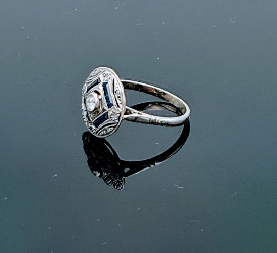 Okrągły pierścionek Art Deco z białego złota i Platyna wysadzany diamentami i szafirami 