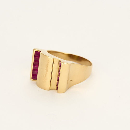 Anello Tank in oro giallo e rubini sintetici calibrati 